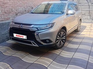 2019 Mitsubishi Outlander III Рестайлинг 3, серебристый, 2400000 рублей, вид 1