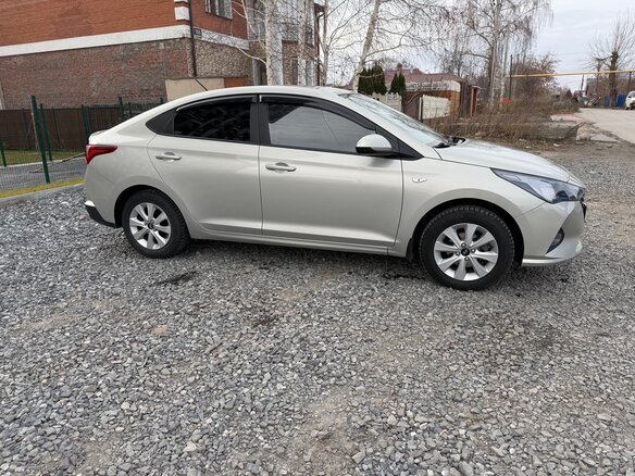 2020 Hyundai Solaris II Рестайлинг, серый, 1700000 рублей - вид 2