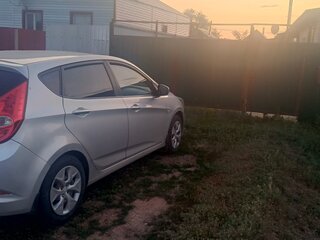 2016 Hyundai Solaris I Рестайлинг, серебристый, 850000 рублей, вид 2