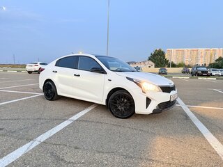 2021 Kia Rio IV Рестайлинг, белый, 1550000 рублей, вид 5