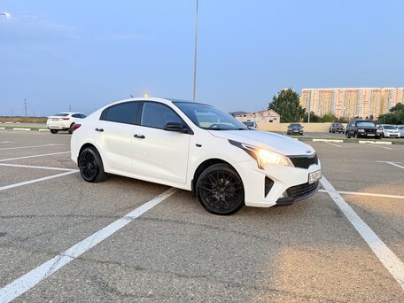 2021 Kia Rio IV Рестайлинг, белый, 1495000 рублей, вид 5