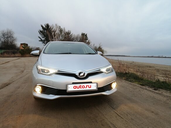 2015 Toyota Auris II Рестайлинг, серебристый, 1400000 рублей - вид 2