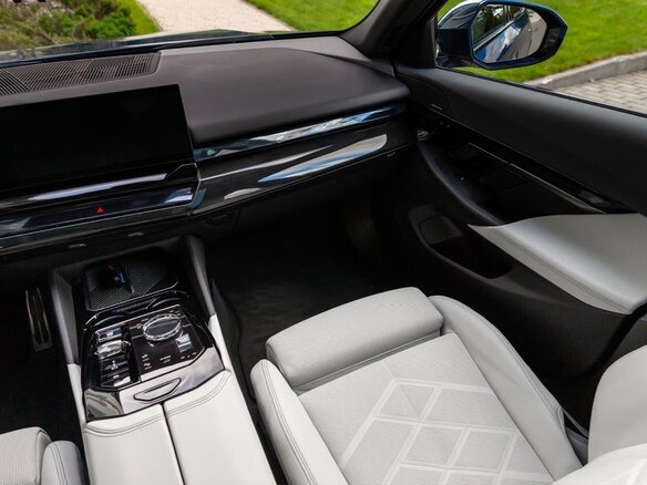 2023 BMW 5 серии 520d xDrive VIII (G60/G61/G68), синий, 7350000 рублей - вид 31