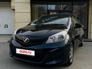 2012 Toyota Vitz III (XP130), чёрный, 700000 рублей, вид 1