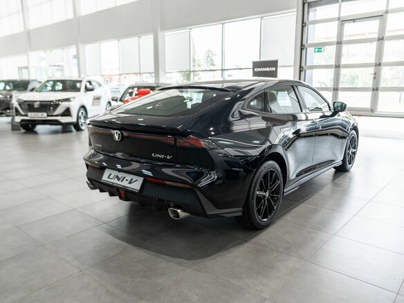 2024 Changan UNI-V I, чёрный, 2600000 рублей - вид 4