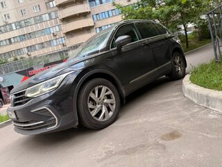2021 Volkswagen Tiguan II Рестайлинг, чёрный, 4130000 рублей, вид 2