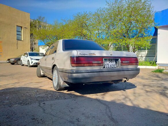 1988 Toyota Crown VIII (S130), серый, 700000 рублей - вид 3