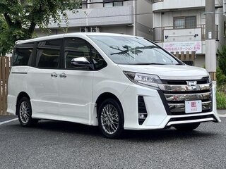 2020 Toyota Noah III (R80) Рестайлинг, белый, 1700000 рублей, вид 1
