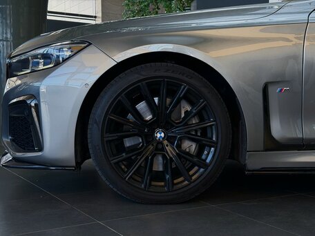 2020 BMW 7 серии 740d xDrive VI (G11/G12) Рестайлинг, серый, 7000000 рублей, вид 3