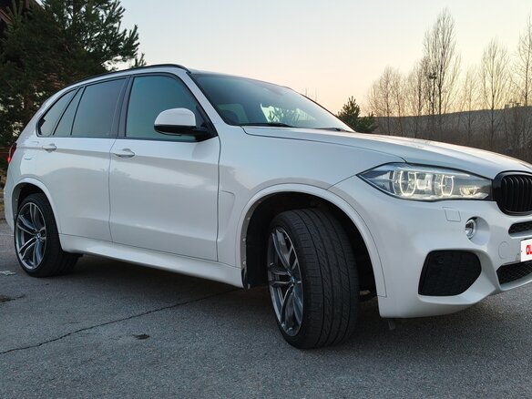 2018 BMW X5 30d III (F15), белый, 4900000 рублей - вид 3