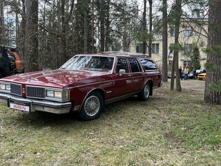 1984 Oldsmobile Custom Cruiser II, красный, 3000500 рублей, вид 1