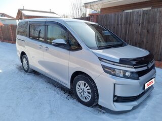 2017 Toyota Voxy III (R80) Рестайлинг, серебристый, 2400000 рублей, вид 1