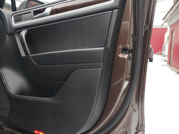2012 Volkswagen Touareg II, коричневый, 1600000 рублей - вид 32
