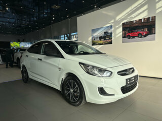 2013 Hyundai Solaris I, белый, 750000 рублей, вид 3