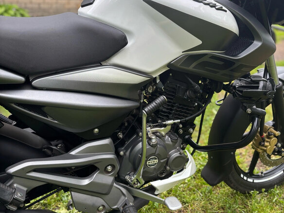 2022 Bajaj Pulsar NS 125, белый, 180000 рублей - вид 3