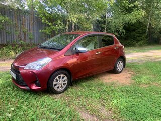 2018 Toyota Vitz III (XP130) Рестайлинг 2, красный, 1070000 рублей, вид 3