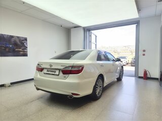 2016 Toyota Camry VII (XV50) Рестайлинг, белый, 2050000 рублей, вид 4
