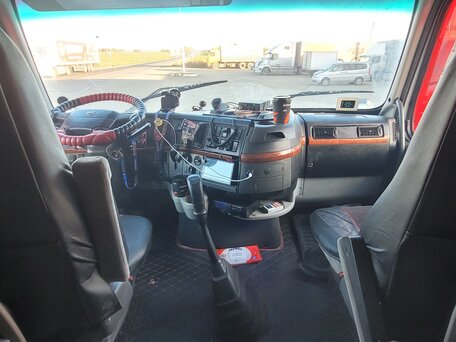 2004 Volvo VNL, белый, 2200000 рублей, вид 4