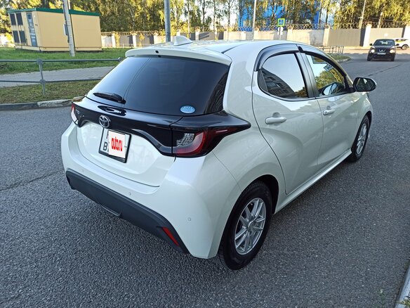 2020 Toyota Yaris IV, белый, 1325000 рублей - вид 11