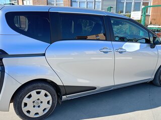 2020 Toyota Sienta II Рестайлинг, серебристый, 1695000 рублей, вид 4