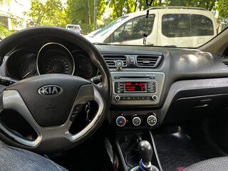 2015 Kia Rio III Рестайлинг, чёрный, 850000 рублей, вид 4