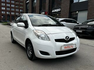 2010 Toyota Vitz II (XP90), белый, 650000 рублей, вид 2