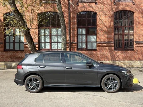 2023 Volkswagen Golf VIII, серый, 2070000 рублей, вид 4