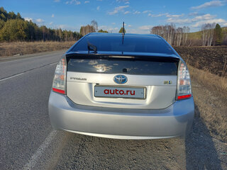 2010 Toyota Prius III (XW30), серебристый, 850000 рублей, вид 3