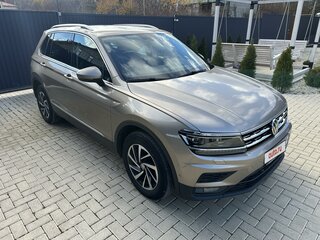 2018 Volkswagen Tiguan II, бежевый, 3000000 рублей, вид 3