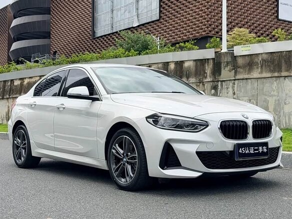2023 BMW 1 серии 120i III (F52) Рестайлинг, белый - вид 3