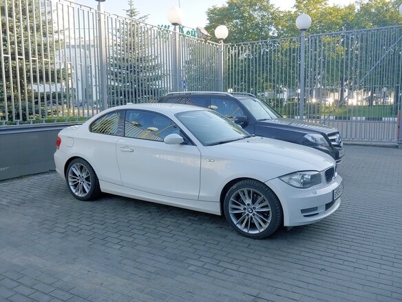 2009 BMW 1 серии 123d I (E81/E82/E87/E88) Рестайлинг, белый - вид 1