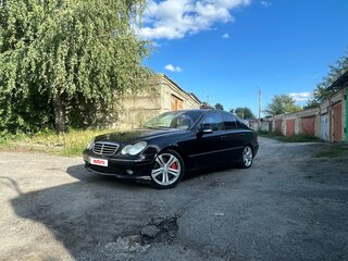 2005 Mercedes-Benz C-Класс 230 II (W203) Рестайлинг, чёрный, 700000 рублей, вид 2