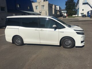 2017 Toyota Voxy III (R80), белый, 1999999 рублей, вид 3