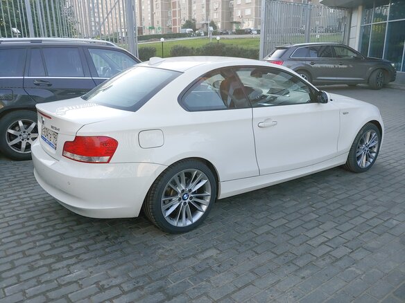 2009 BMW 1 серии 123d I (E81/E82/E87/E88) Рестайлинг, белый - вид 2