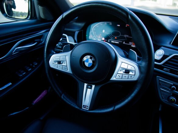 2020 BMW 7 серии 730d xDrive VI (G11/G12) Рестайлинг, чёрный, 7700000 рублей - вид 24