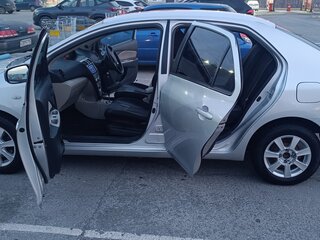 2005 Toyota Belta I, серый, 499999 рублей, вид 2