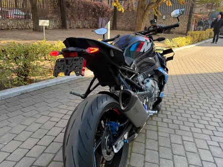 2023 BMW M 1000 R, чёрный, 2000000 рублей, вид 3