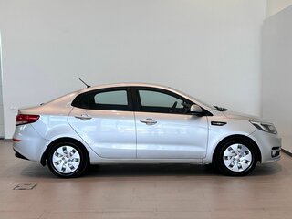 2016 Kia Rio III Рестайлинг, серебристый, 940000 рублей, вид 4