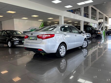 2015 Kia Rio 6-speed III, серебристый, 1045000 рублей, вид 2