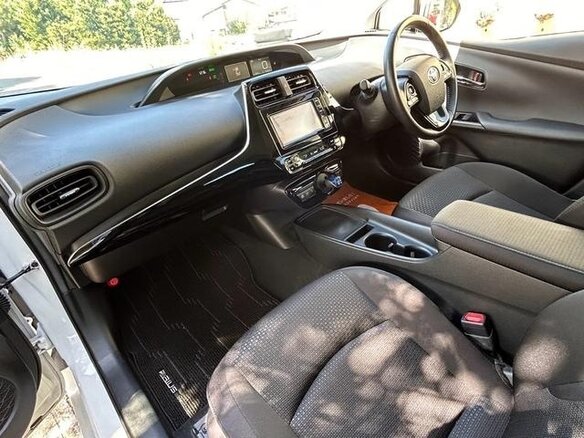 2022 Toyota Prius IV Рестайлинг (XW50), белый - вид 18
