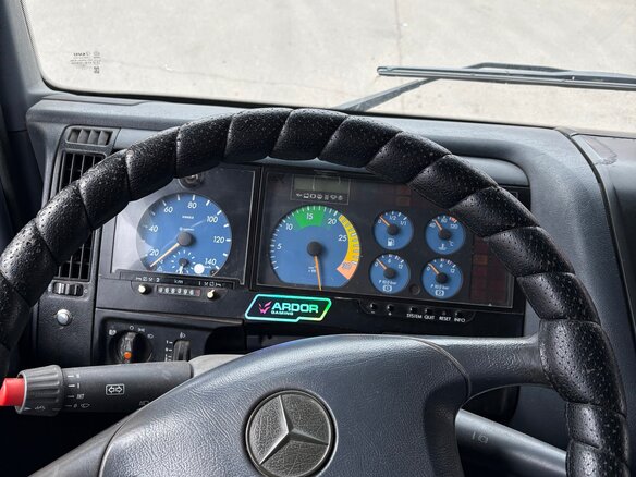 1999 Mercedes-Benz Фургон (4х2), белый, 2200000 рублей - вид 12