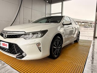 2017 Toyota Camry VII (XV50) Рестайлинг 2, белый, 2500000 рублей, вид 1