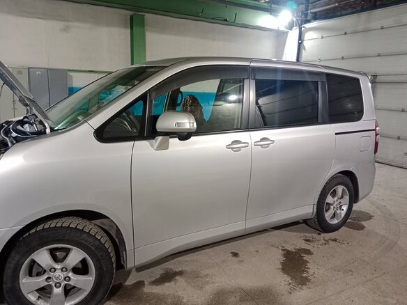 2010 Toyota Noah II (R70), серый, 1750000 рублей - вид 13