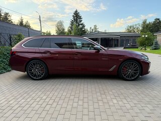 2020 BMW 5 серии 520d xDrive VII (G30/G31/G38) Рестайлинг, пурпурный, 4650000 рублей, вид 4