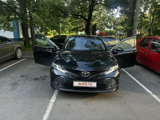 2020 Toyota Camry VIII (XV70), чёрный, 2000000 рублей, вид 2