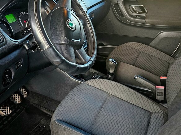 2010 Skoda Fabia II Рестайлинг, серый, 650000 рублей - вид 5