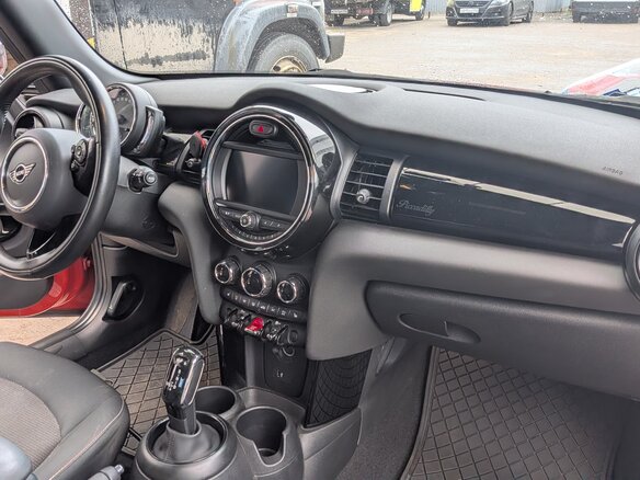 2021 Mini Hatch Cooper III (F55/F56) Рестайлинг, оранжевый - вид 5
