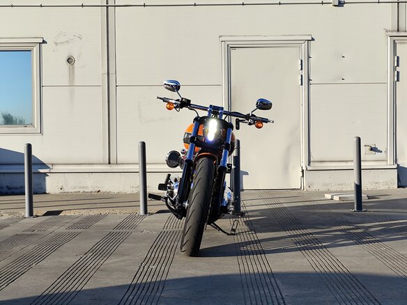 2023 Harley-Davidson Breakout, оранжевый, 1990000 рублей - вид 2