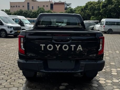 2026 Toyota Hilux IX, чёрный, 7000000 рублей, вид 4