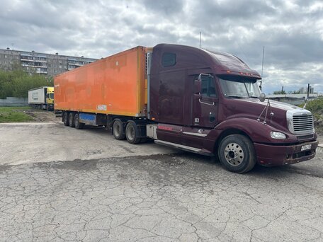 2003 Freightliner Columbia, красный, 2000000 рублей, вид 2